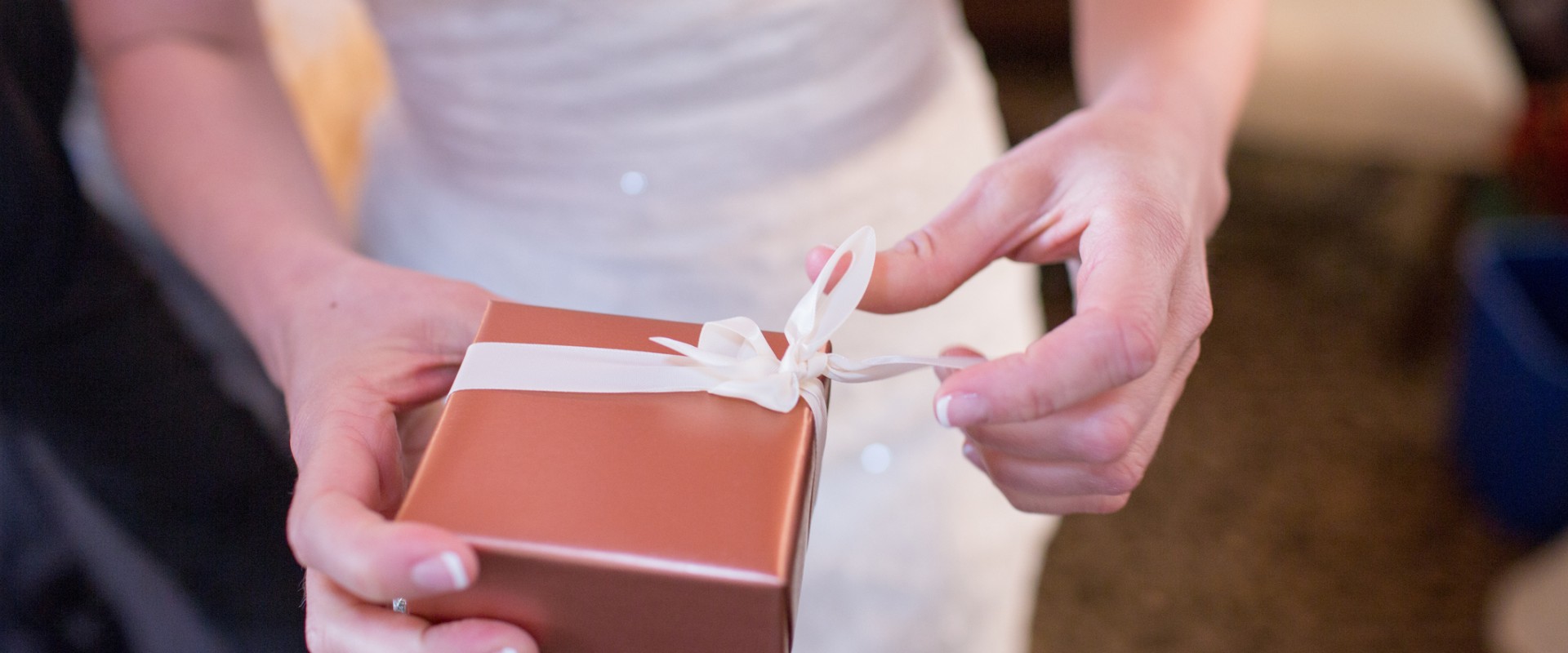 How Much Money Should the Bride's Parents Give as a Wedding Gift?